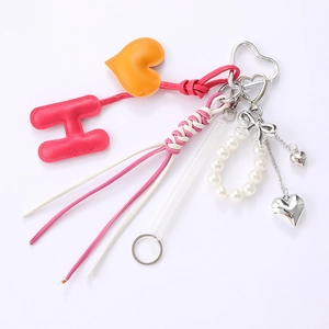 Porte-clés lettre H en cuir rose avec nœud perle et cœur orange pour sacs à main