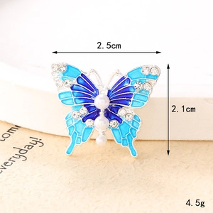 Λεπτομερής μακροεντολή μπλε πεταλούδας 2,5 cm με διαβαθμισμένα μαργαριτάρια και στρας