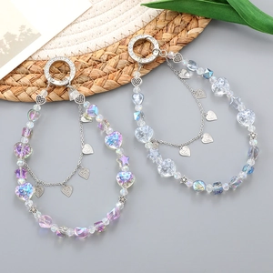 Dettaglio delle catene di perline con stelle e cuori colorati e chiusura a anello d'argento