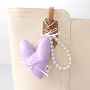 Violetter Herz-Anhänger mit Perlenkette und Schleife an Tasche, koreanisches Accessoire