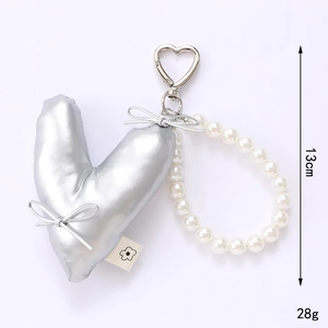 Silberner Plüsch-Herz-Schlüsselanhänger mit Perlenkette und Schleife, 13 cm