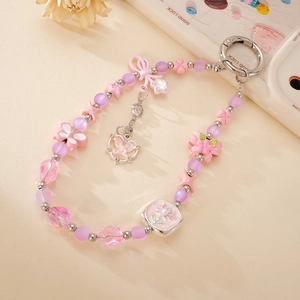Gros plan détaillé de perles roses en papillon et étoile sur un porte-clés pastel élégant