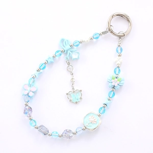 Porte-clés perlé papillon bleu et trèfle pour décoration de sac femme avec détails argent