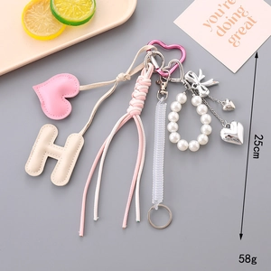 Ciondolo per borsa chic con cuore rosa e perline lettera H per accessori donna