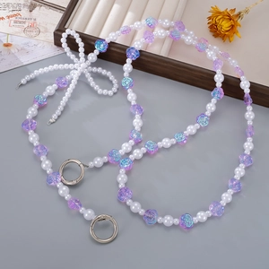 Dettaglio della catena di perle con fiocco e rose iridescenti e moschettoni argento
