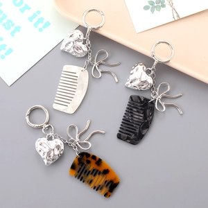 Porte-clés cœur tendance avec mini peignes aux motifs de marbre et d'écaille