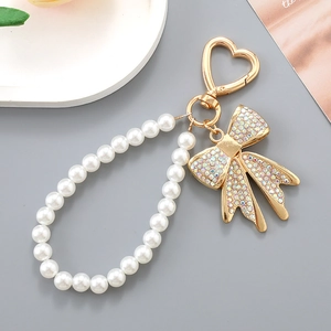 Porte-clés nœud avec strass et bracelet en perles avec fermoir en forme de cœur