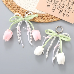 Tulpen Perlenanhänger mit hellgrüner Schleife und floralen Motiven für Taschen und Hüllen