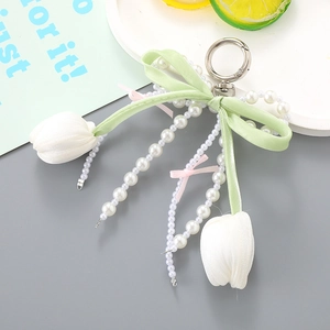 Charm tulipe avec fleurs en satin blanc, nœud vert et perles pour sacs et téléphones