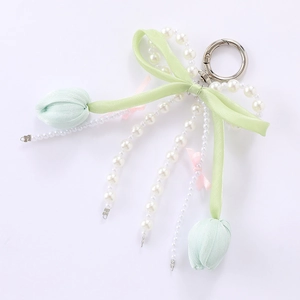 Pendentif tulipe pour sac avec nœud en satin vert, perles et fermoir à ressort argent