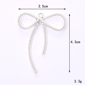 Silver bow pendant with crystals, dimensions 3.5cm x 4.3cm and 3.3g weight detail