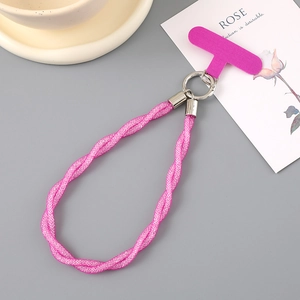Détail du cordon de téléphone tressé rose avec anneau en argent et patch de fixation