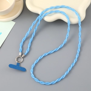 Détail du cordon de téléphone tressé bleu clair avec fermoir argenté et marque S925