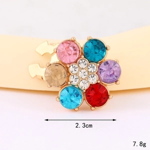 Detailansicht eines 2,3 cm Blumenknopfs mit bunten Strasssteinen und Goldfinish