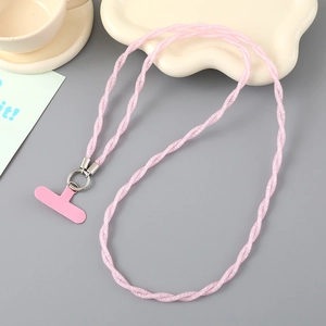 Vue détaillée du cordon de téléphone rose pailleté avec anneau en métal et insert en forme de T