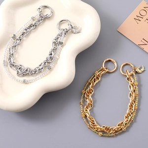 Bracelet multicouche tendance avec pendentifs lune et étoile en finitions or et argent