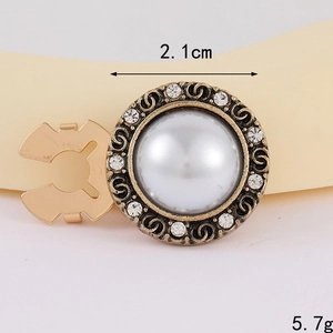 Detailansicht eines 2,1 cm großen Vintage-Perlenknopfs mit Strass und Metallverschluss