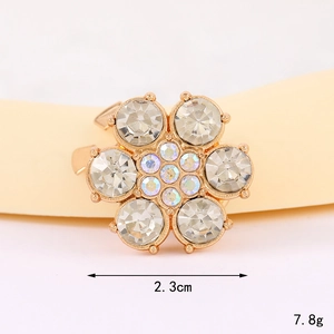 Detail eines 2,3 cm goldenen Gänseblümchen-Knopfes mit Strasssteinen und Blumendesign