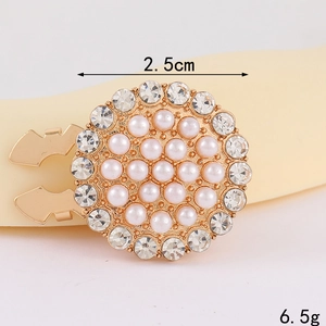 Nahaufnahme einer 2,5 cm Perlen- und Strass-Brosche mit goldenem Metallsockel für Damen