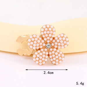 Detail eines Blumen-Hemdknopfs mit weißen Perlen, Straßstein, 2,4 cm Größe