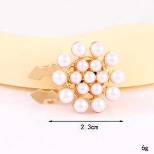 Detail einer 2,3cm Perlen-Gänseblümchen-Brosche mit goldenem Sockel für Hemdkragen-Deko