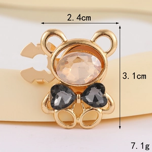 Detailansicht der Herz-Bär-Brosche mit Maßen 2,4cm x 3,1cm und einem Gewicht von 7,1g
