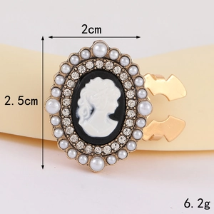 Nahaufnahme der Vintage Cameo Kragennadel mit Perlen und Strass, Größe 2,5x2cm