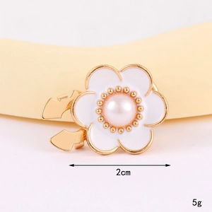 Makroansicht eines 2cm Perlen-Blumenknopfs mit weißem Emaille und Gold-Finish
