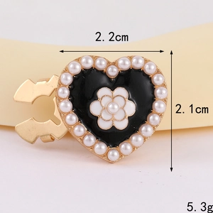 Makro-Ansicht der herzförmigen Brosche mit Kamelie und Perlen, Größe 2,2x2,1 cm