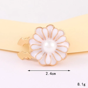 Makroaufnahme einer 2,4cm Emaille-Gänseblümchen-Brosche mit Perle und Goldrand
