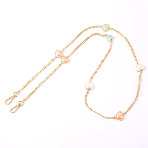 Chaîne en alliage doré avec pendentifs cœurs nacrés colorés et fermoirs mousquetons