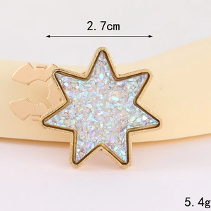 Makroansicht der 2,7 cm Stern-Brosche mit Goldrand, Glitzer und Metallverschluss