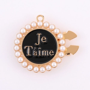 Goldener Je T'aime Emaille-Anhänger mit weißen Kunstperlen und abnehmbarem Metallverschluss