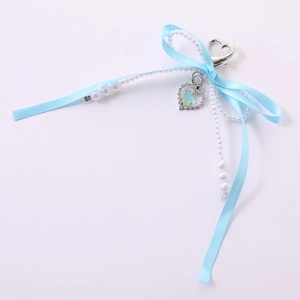 Porte-clés ruban soie bleu clair avec pendentif cœur perle et fermoir métallique élégant