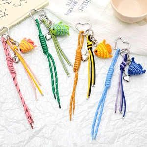 Porte-clés poisson au crochet fait main avec mousqueton coeur en plusieurs couleurs