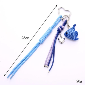 Bijou de sac poisson au crochet fait main avec cordon bleu et pendentif coeur