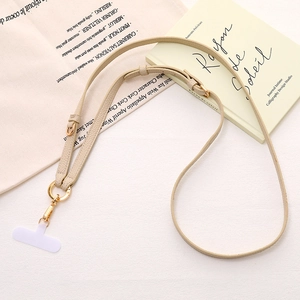 Dettaglio tracolla regolabile in pelle PU beige per cellulare con ganci dorati e inserto