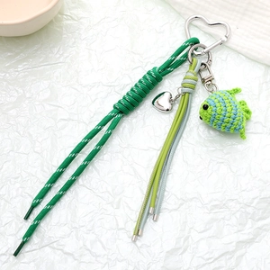 Porte-clés poisson au crochet fait main avec corde verte et mousqueton en cœur