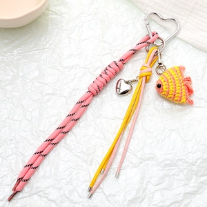 Détail d'un pendentif poisson au crochet et fermoir cœur en métal pour sac à main