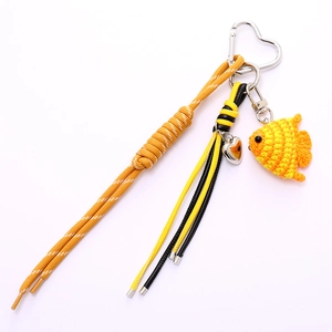 Porte-clés poisson au crochet fait main avec cordon en cuir et motif en maille orange jaune