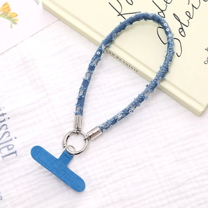 Dettaglio del cinturino da polso in denim blu con paillettes e gancio in metallo