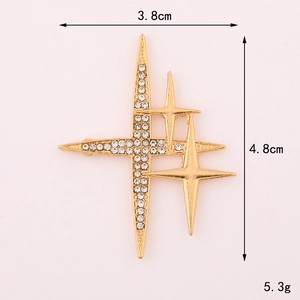 Sparkling starburst brooch with white crystals and gold base measuring 3.8cm x 4.8cm