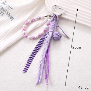 Detail von lila Perlenanhänger mit gewebter Kugel und Spitzenband, Länge 25cm