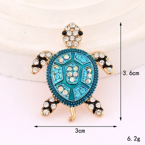 Dettaglio di un ciondolo a tartaruga in cristallo con dimensioni 3,6cm x 3cm e strass blu
