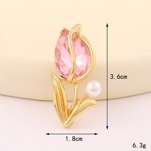 Dettaglio di una spilla a tulipano con cristallo rosa e perla, 3,6cm x 1,8cm