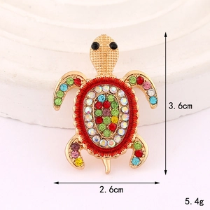 Macro di una spilla a tartaruga con strass colorati di dimensioni 3,6 cm per 2,6 cm