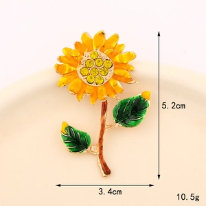 Dettaglio della spilla a girasole con petali in smalto giallo e strass scintillanti