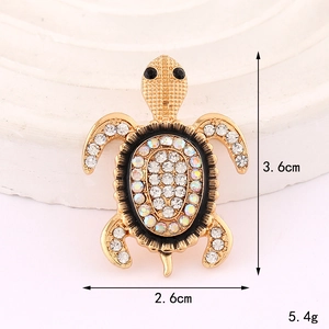 Vista macro di ciondolo a tartaruga dorata con strass, misura 3,6cm x 2,6cm e pesa 5,4g
