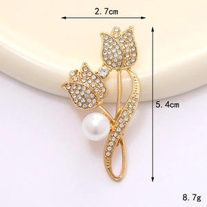 Elegante spilla a tulipano dorata con strass scintillanti e perla bianca per abiti