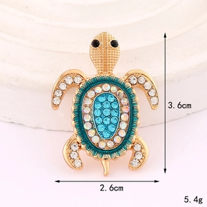 Dettaglio della spilla a forma di tartaruga in lega di zinco con cristalli blu e 3,6 cm